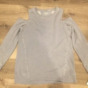 Sweatshirt with open shoulders.